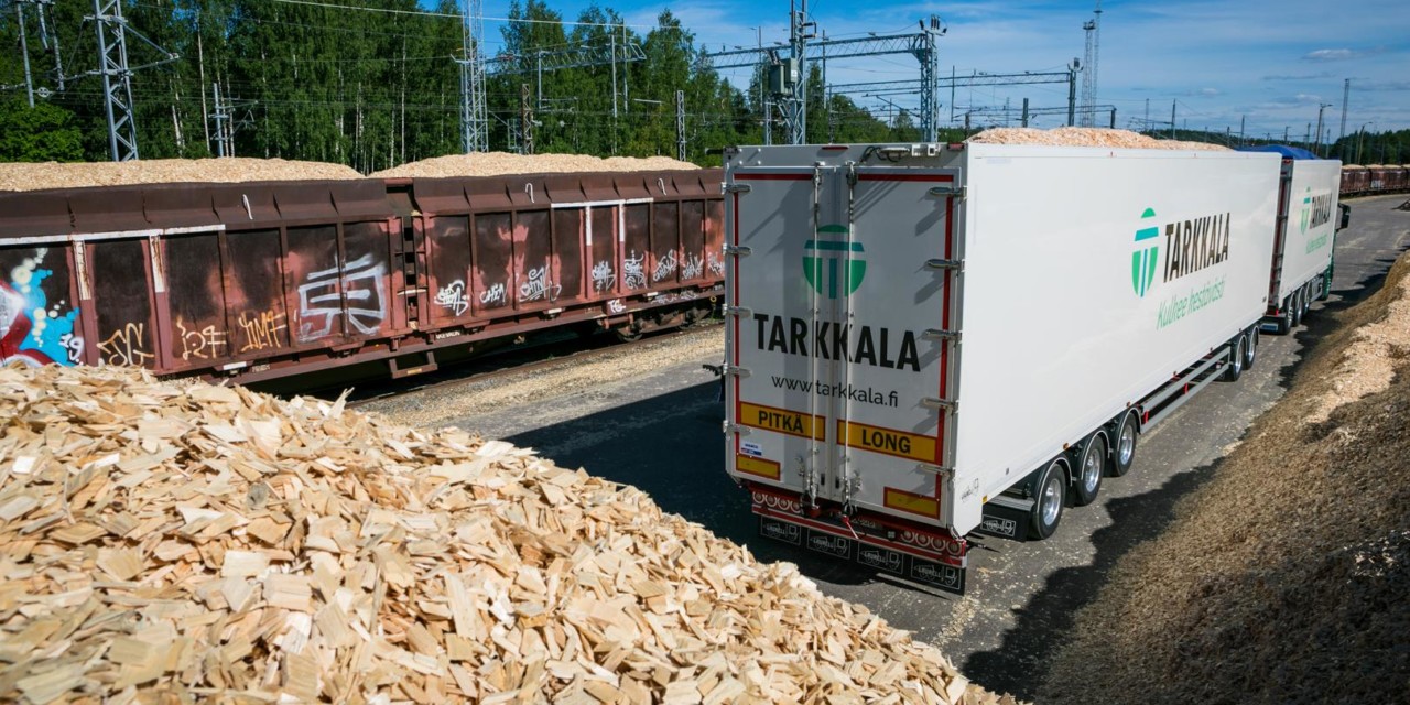 Tarkkalan rekka kuljettamassa haketta