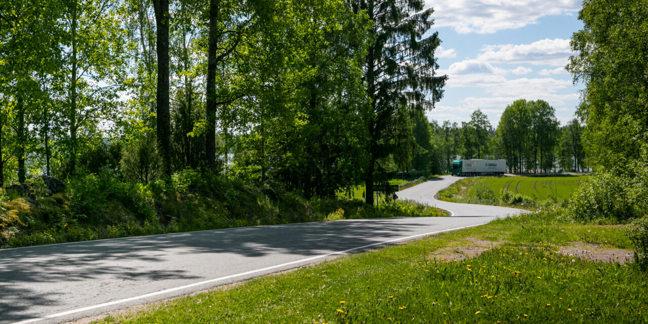 Tarkkalan auto ajaa kesällä vihreässä ympäristössä